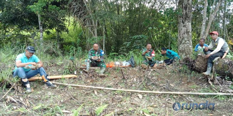Saat Wadan Satgas TMMD, Mayor Inf Syawal bersama rombongan tiba di Kampung Dilan, Bayang Utara, Pessel, Senin (12/10). (Foto : rio)