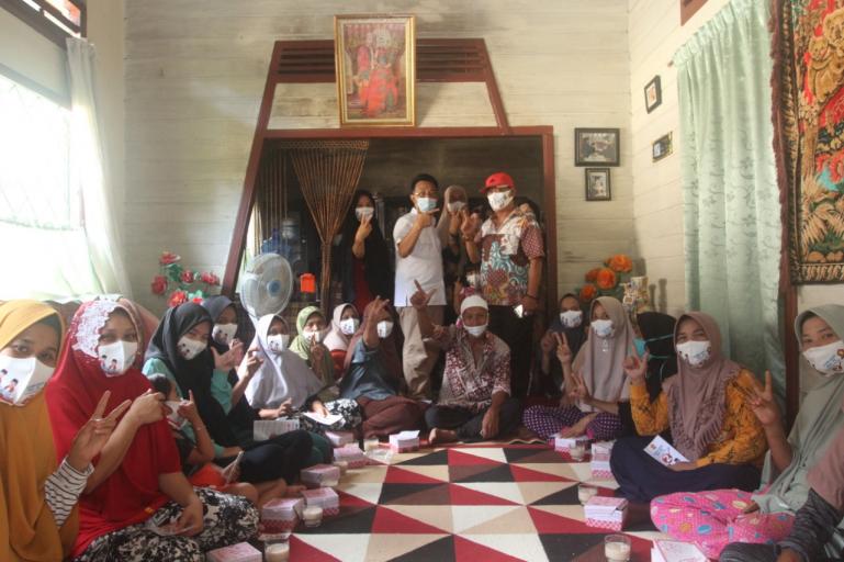 Cawagub Indra Catri bersama emak-emak di Pasar Bonjol, Pasaman, Sabtu (17/10). (Dok : Istimewa)