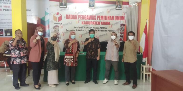 Tim visitasi KI Sumbar saat mengunjungi Bawaslu Agam dalam rangka penilaian Anugerah Keterbukaan Informasi 2020 Sumbar, Kamis (15/10). (Dok : Istimewa)
