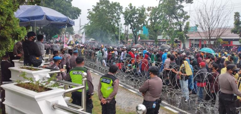 Demo Mahasiswa di Padang Tolak UU Cipta Kerja ke Gedung DPRD Sumbar pengawalan ketat aparat keamanan, Rabu (7/10). (Dok : Istimewa)