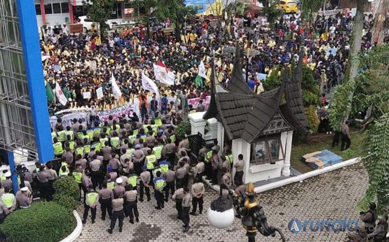 Ribuan mahasiswa penuhi jalanan di depan gedung DPRD Sumbar saat aksi demo tolak UU Cipta Kerja, Rabu (7/10). (Foto : Can)