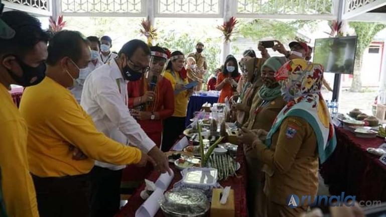 Bupati Mentawai Yudas Sabaggalet saat membuka kegiatan Pekan Sagu Nusantara (PSN) 2020, di Tuapejat, Mentawai, Selasa (20/10). (Dok : Istimewa