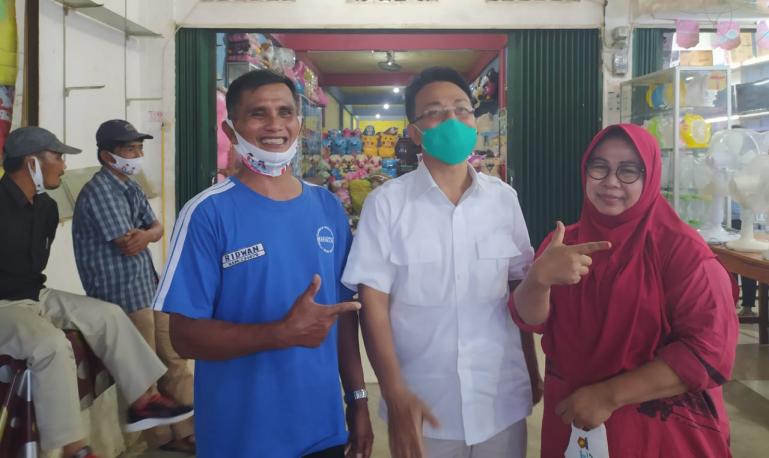 Indra Catri bersama Ridwan, teman semasa sekolah yang kini tinggal di Kabupaten Dharmasraya, Rabu (21/10) lalu. (Dok : Istimewa)