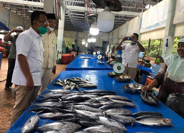 Indra Catri saat menyapa para nelayan yang menjual ikannya di TPI Tuapejat, Mentawai, Jumat (23/10) lalu.  (Dok : Istimewa)