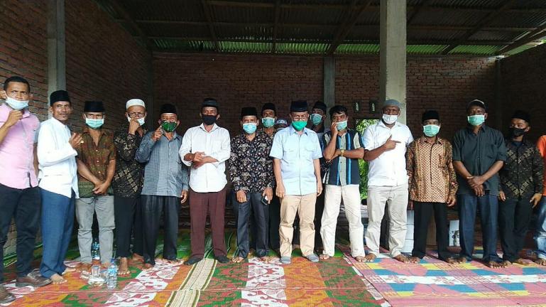 Cawagub Sumbar Indra Catri bersama ninik mamak Malampah saat kunjungan ke daerah itu, Selasa (27/10). (Dok : Istimewa)