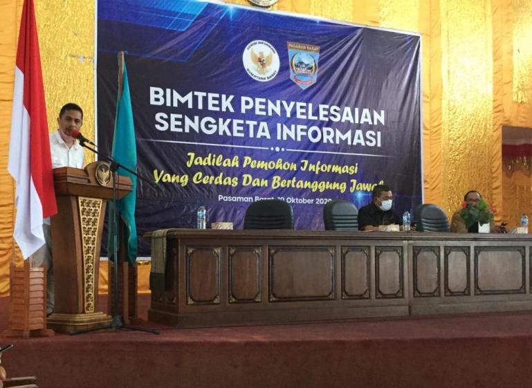 Ketua KI Sumbar Nofal Wiska saat membuka bimtek Penyelesaian Sengketa Informasi seri I di Pasbar, Senin (19/10). (Dok : istimewa)
