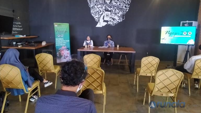 Komisioner KPU Sumbar Gebril Daulai saat memaparkan metode ilkan kampaye paslon untuk media, dalam acara Ngopi 2020 dengan wartawan di Padang, Kamis (15/10). (Foto : Arzil)