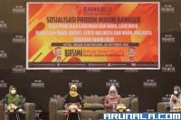 Anggota Bawaslu Sumbar Elly Yanti dan nara sumber lainnya dalam diskusi yang diadakan di acara Sosialisasi Produk Hukum Bawaslu di Hotel Grand Zuri Padang, Rabu (28/10). (Foto : Derizon)