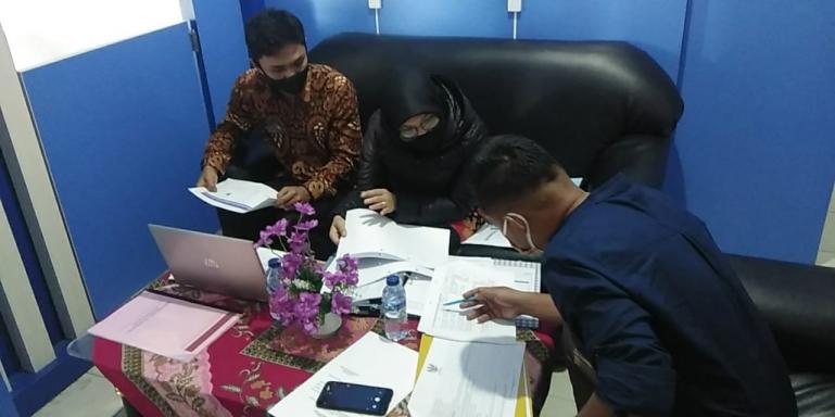 Tim Visitor KI Sumbar, Kiki Eko Saputra tengah menguji dokumen di PPID Utama Pemko Padang Panjang, Kamis (8/10). (Dok :  Kisb)