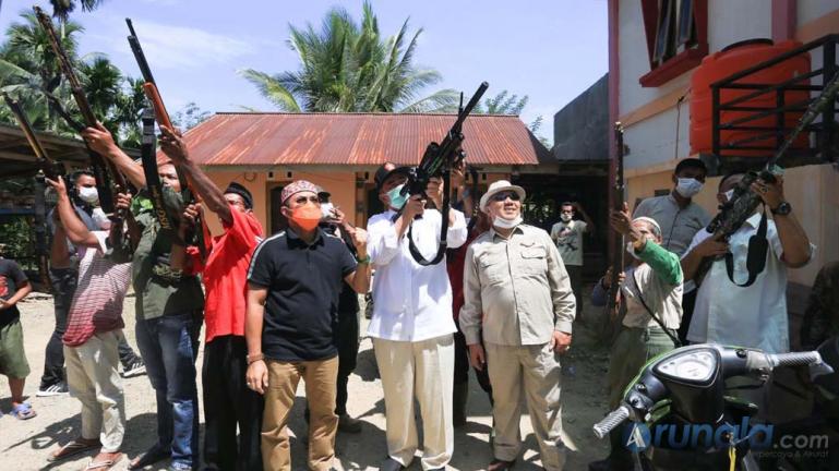 Cagub Sumbar Nasrul Abit saat bersama politisi Sijunjung Arival Boy saat berkunjung ke Kabupaten Sijunjung, Selasa (20/10). (Dok : Istimewa)