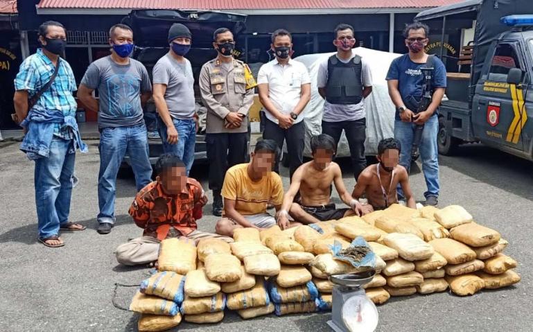 Empat pelaku pengedar ganja asal Kota Padang bersama barang bukti 100 paket ganja kering siap edar berhasil ditangkap Polres Payakumbuh, Selasa siang (6/10). (Dok : Istimewa)