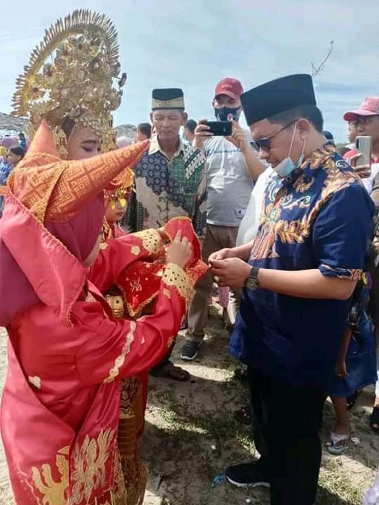 Cawabup Pessel Hamdanus saat membuka prosesi budaya pengayoman pasir (do'a dan tahlil)  di Nagari Muaro Kandis, Punggasan, Kecamatan Linggo Sari Baganti, Kamis (22/10). (Foto : Rio)