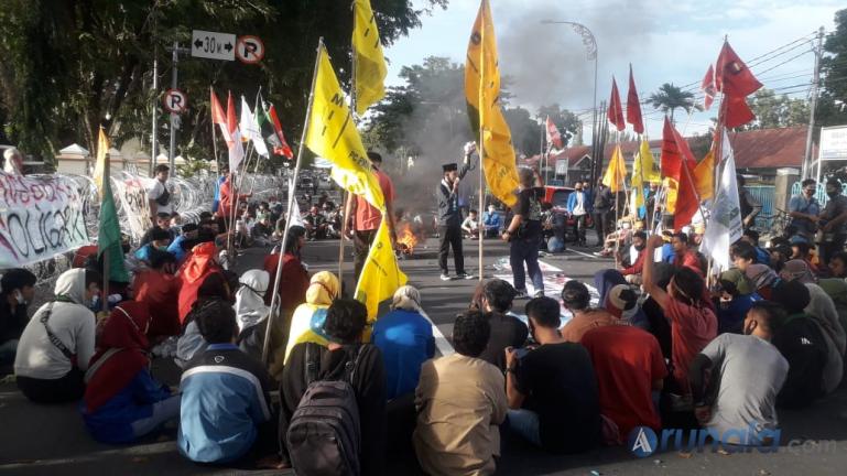 Ratusan Mahasiswa dari aliansi Cipayung Plus gelar demo dan orasi tolak UU OmnibisLaw di depan kantor Gubernur Sumbar, Kamis (15/10). (Foto : Heru)