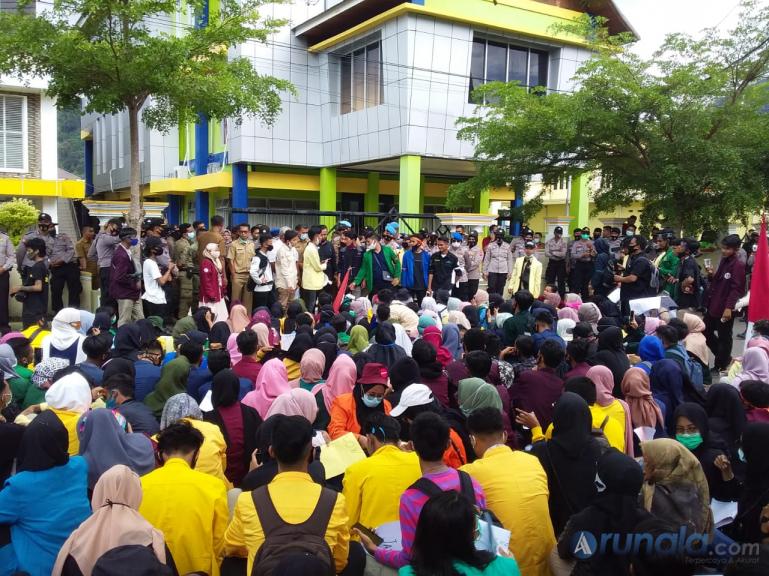 Ratusan mahasiswa dari Aliansi Mahasiswa Pesisir Selatan lakukan aksi damai menolak UU Cipta Kerja di depan Gedung DPRD Pessel, Selasa (13/10). ( Foto : Rio)