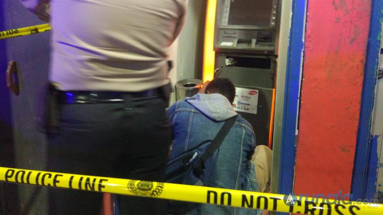 Aparat kepolisian dari Polresta Padang saat melakukan olah TKP di ATM milik Bank BRI yang dibobol pencuri di di Jalan Balai Baru, Sungai Sapih, Kuranji Padang, Senin (12/10). (Foto : Can)