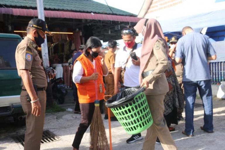 Masyarakat yang terjaring dalam razia Perda AKB di Kota Pariaman melakukan kerja sosial, Senin (12/10). (Dok : Istimewa)