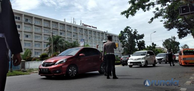 Teks Foto : Anggota Sat Lantas Polresta Padang dibantu POM TNI AD gelar razia Operasi Zebra Singgalang 2020 di Jalan Ir Juanda Padang, Senin siang (26/10). (Foto : Heru)