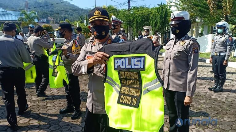 Kapolres Pessel AKBP Sri Wibowo saat membentuk tim pemburu pelanggar Protokol Covid-19 di Pessel beberapa waktu lalu. (Foto : Rio)