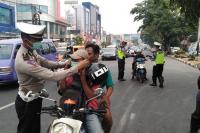 Senin (26/10) ini Sat Lantas Polresta Padang Gelar Operasi Zebra Singgalang 2020 dan juga Giat Disiplin Prokes. Terlihat Anggota Lantas sedang memberikan masker kepada pengendara motor yang tidak gunakan masker beberapa waktu lalu. (Dok : Istimewa)