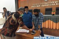 Anggota KPU Sumbar Izwaryani saat mencek specimen surat suara paslon gubernur dan wakil gubernur di kantor KPU Sumbar, Jumat (16/10). ( Foto : Arzil)