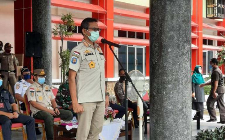 Gubernur Irwan Prayitno saat membuka apel gelar pasukan gabungan penegakan hukum Perda AKB, di Padang, Sabtu (10/10). (Dok : Istimewa)