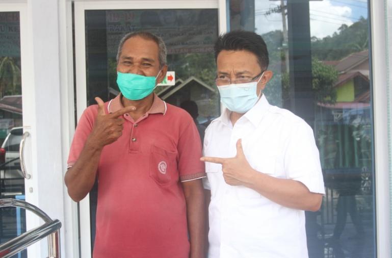 Indra Catri lepas kangen dengan Erwin, teman semasa SMP di Lubuk Sikaping, Pasaman, Sabtu (17/10). (Dok : Istimewa)