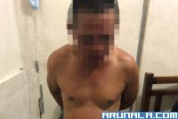 Tersangka SY bersama barang bukti narkotika jenis sabu dan juga timbangan digital yang disita polisi dari dalam rumahnya, Jumat malam (30/10). (Foto : rio)