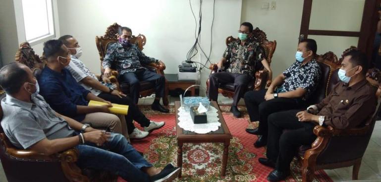 Tim Visitasi KI Sumbar disambut Asisten III Pemko Bukittinggi Zet Buyung dan Kadis Kominfo bersama jajaran, di Balaikota Bukittinggi, Kamis (8/10).  (Dok: Ppid-kisb)