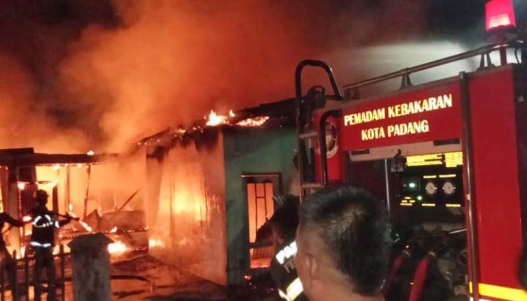 Saat kobaran api membakar rumah warga di Jalan DPR 4 Tunggu Hitam Padang, yang terbakar Selasa (27/10) dini hari. (Dok : Istimewa)