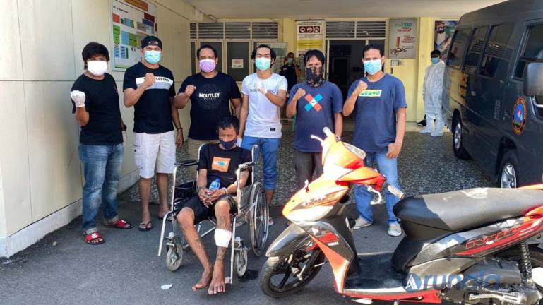 Deni Ompong tertunduk lesu setelah dilumpuhkan polisi dengan timah panas, Minggu (18/10). (Foto : Heru)