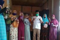 Calon Wakil Gubernur Sumbar Indra Catri berdialog dengan masyarakat Tanjuang Alai Kampuang Jua, Nagari Pauh, Lubuksikaping, Kabupaten Pasaman, Rabu (28/10). (Dok : Istimewa)