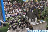 Polisi Pasang Kawat Berduri: Massa Pendemo di DPRD Sumbar Capai Ribuan Orang