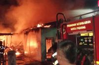Kejadian Selasa Dini Hari: Tiga Rumah Warga Terbakar di Tunggul Hitam, Dua Unit Ludes