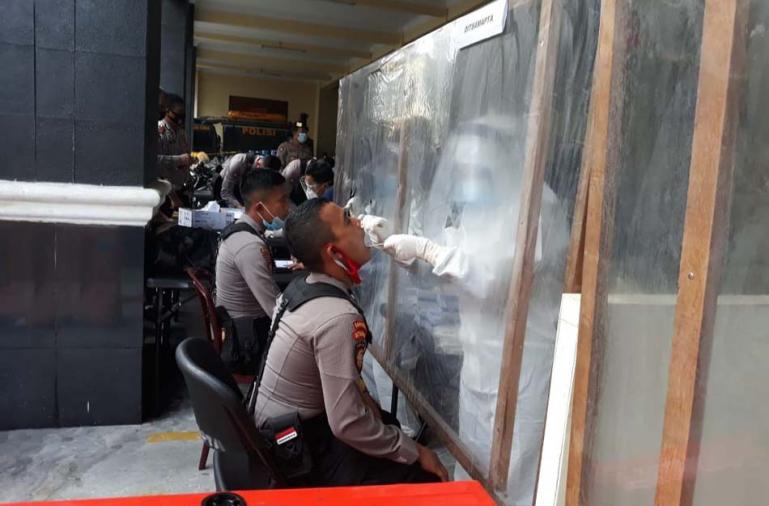 Personel Polisi jalani uji swab sebelum diturunkan untuk pengamanan hari pemungutan suara di sejumlah TPS pada Pilkada serentak 2020 di Sumbar, Selasa (24/11). (Dok : Istimewa)