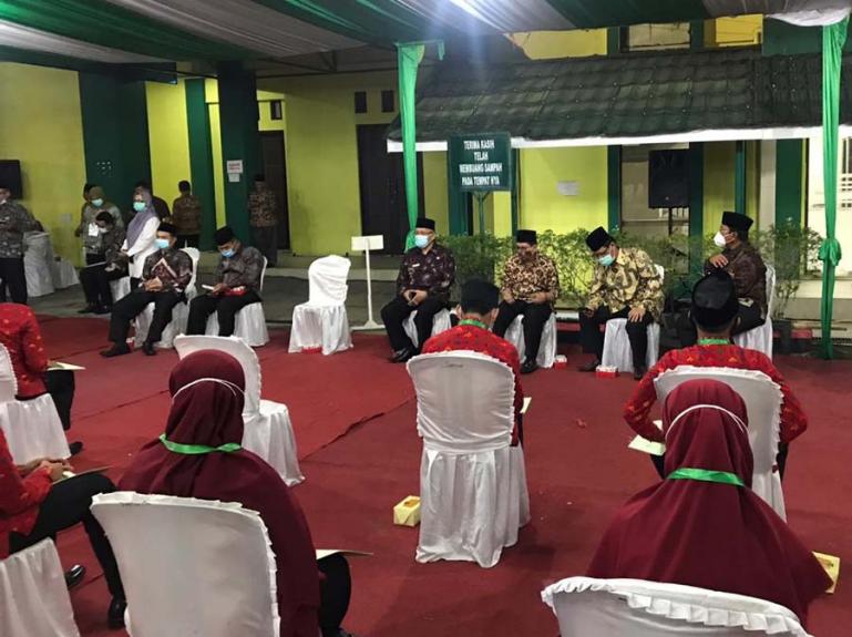 Kemenag Sumbar Hendri Kepala Biro Bina Mental dan Kesra Setprov Sumbar dan lainnya saat temu ramah dengan peserta MTQ Nasional ke-XXVIII, di Asrama Haji Tabing, Padang, Kamis malam (12/11). (Dok : Istimewa)