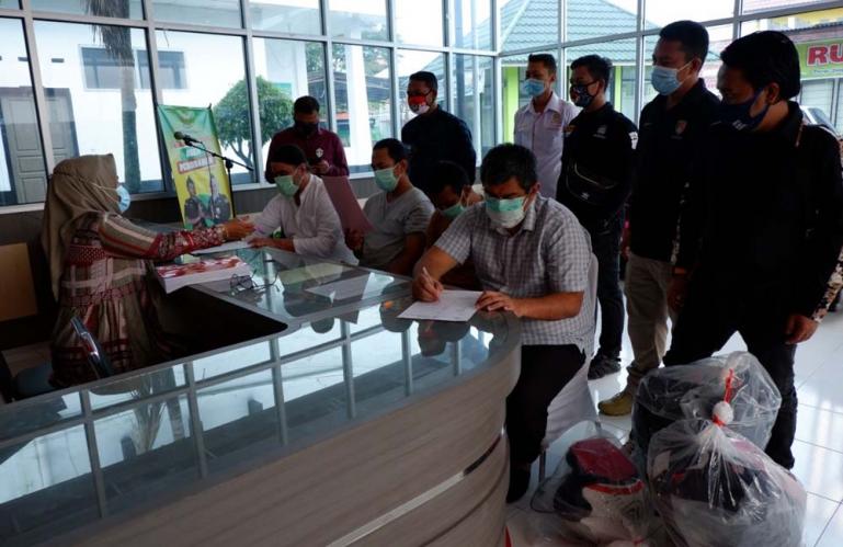 Penyidik Satreskrim Polres Bukittinggi saat serahkan tersangka dan barang bukti perkara tindak pidana penganiayaan kepada Kejaksaan Negeri Bukittinggi, Kamis (26/11). (Dok : Istimewa)