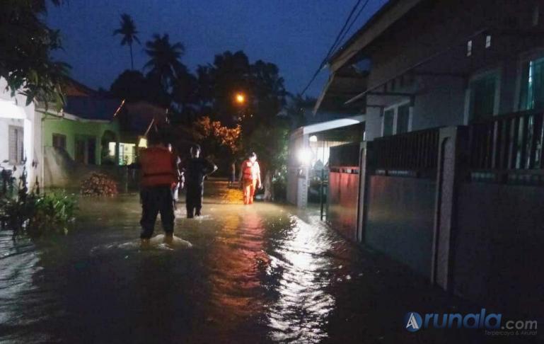 Petugas TRC BPBD Kota Padang menyisir permukiman masyarakat yang tergenang air akibat hujan intensitas sedang terjadi di Kota Padang sepanjang Selasa (24/11) siang hingga malam. (Foto : can)