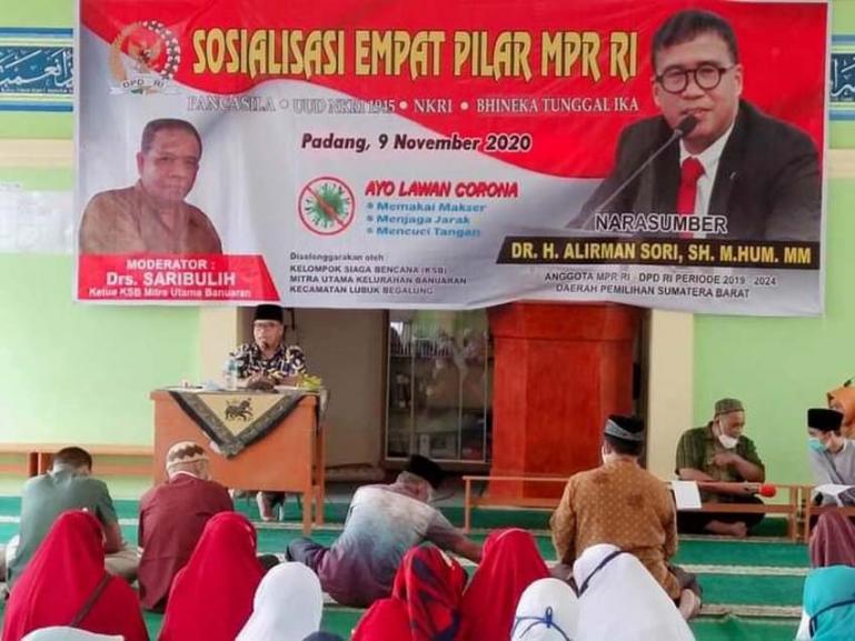 Anggota DPD RI Dapil Sumbar, Alirman Sori saat berikan sosialisasi Empat Pilar MPR RI kepada anggota KSB Mitra Utama Banuaran Nan XX Kecamatan Lubuk Begalung, Jumat sore (13/11). (Dok ; Istimewa)
