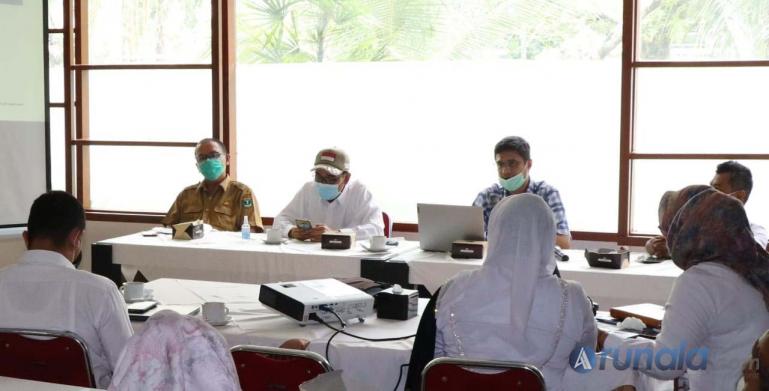 Akademisi Unand, , Ilham Adelano Azre saat memaparkan materinya dalam workshop yang diadakan KI Sumbar, di Padang, Senin (2/11). (Foto : Arzil