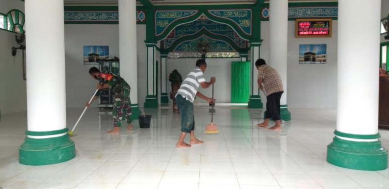 Anggota Babinsa Koramil 04/Lengayang bersama warga bersihkan Masjid Nurul Mu'min yang sempat direndam banjir dan lumpur, Minggu (1/11). ( Foto : Rio)