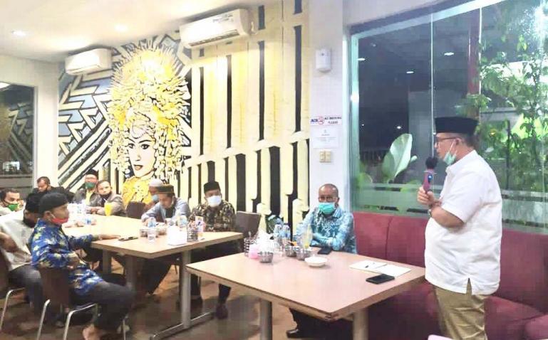 Nasrul Abit saat melakukan silaturami dengan sejumlah Mubalig asal Pessel di Padang, Selasa (3/11). (Dok : Istimewa)