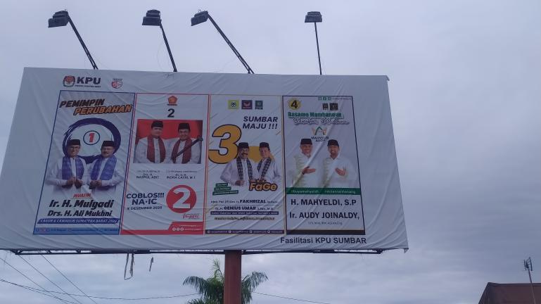 Baliho Cagub dan Cawagub Sumbar yang terpasang di Jalan Moh Hatta, Padang, Senin (9/11). (Foto : Arzil)