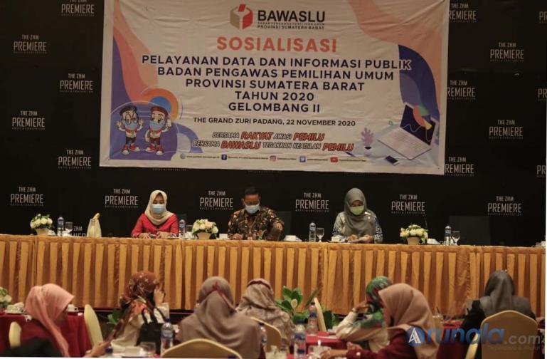 Bawaslu Sumbar saat adakan sosialisasi gelombang 2 tentang pelayanan data dan informasi publik di Padang, Minggu (22/11).