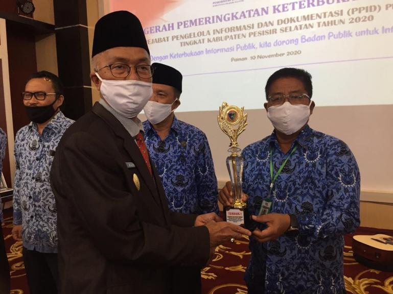 Pjs Bupati Pessel, Mardi serahkan penilaian Anugerah Keterbukaan Informais Publik tingkat Pessel kepada Direktur RS M Zein Painan, Selasa (10/11). (Dok : Istimewa)