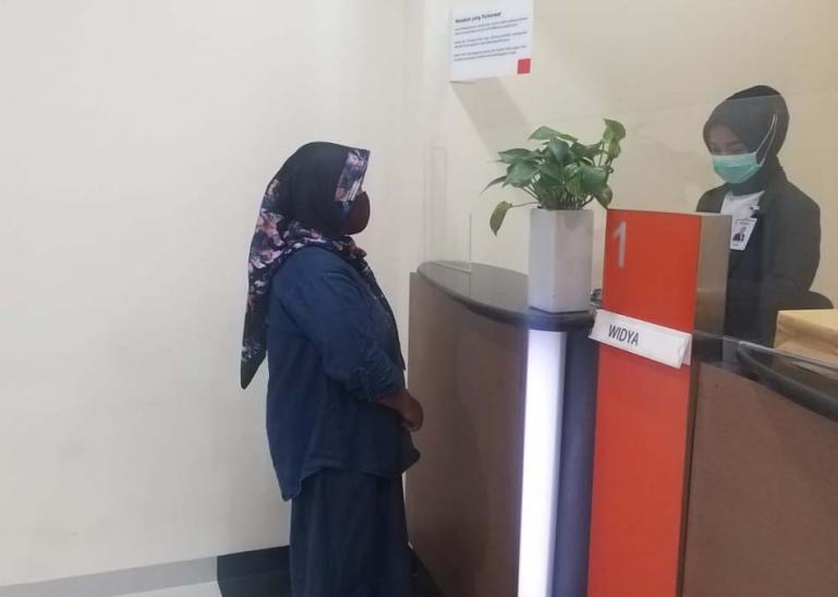 Terlihat seorang nasabah sedang melakukan transaksi di salah satu counter di BNI cabang Painan, Selasa (24/11). (Dok : Istimewa)