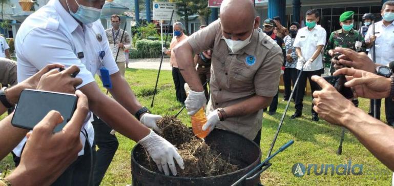 Kepala BNNP Sumbar, Brigjen Pol Khasril Arifin bersama pihak terkait lakukan pemusnahan barang bukti ganja hasil tangkapan BNNP Sumbar, di Padang, Kamis, (12/11). (Foto : Heru)