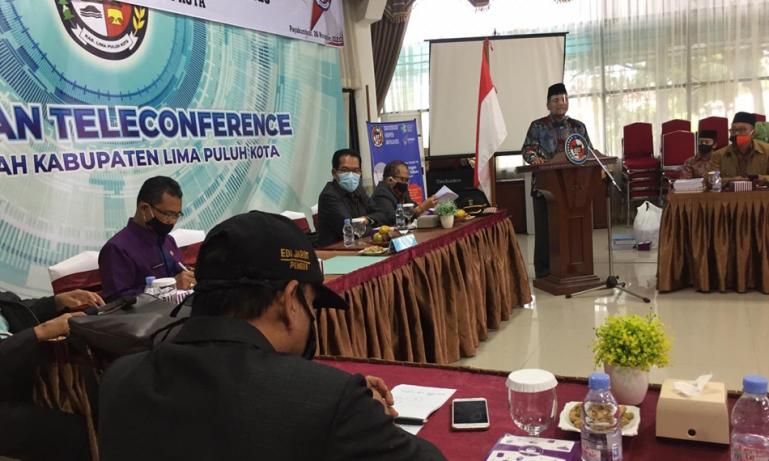 Bupati Limapuluh Kota Irfendi Arbi saat memaparkan pengelolaan dana desa di nagarinya kepadaTPKTDD Sumbar 2020, di rumah dinasnya, Kamis (26/11). (Dok : Istimewa)