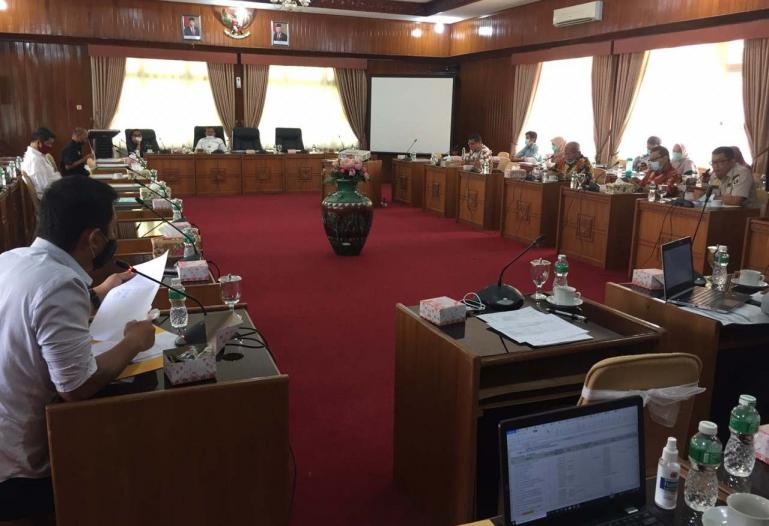 Ketua KI Sumbar Nofal Wiska  menerangkan usulan anggaran KI Sumbar dalam pembahasan Rencana APBD Sumbar 2021 di Bukittinggi, Sabtu (14/11) (Dok: Istimewa)