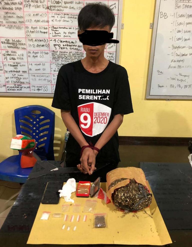 Satu dari dua tersangka narkoba yang ditangkap Tim Opsnal Satnarkoba Polres Pessel dengan barang bukti yang dimilikinya, Jumat (13/11). (Dok : Istimewa)