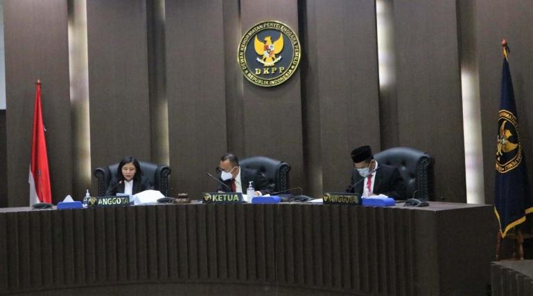 Majelis sidang DKPP gelar siding kode etik penyelenggara pemilu yang memberhentikan dua Komisioner KPU Sumbar dari jabatannya, Rabu siang (4/11). (Dok : Istimewa)
